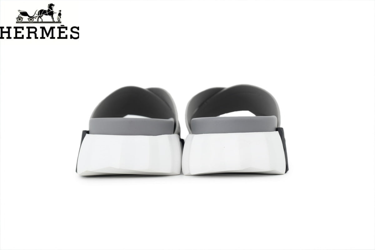 Herm¨¨s Light Grey Leather and Suede Cross-Strap Slide Sandal